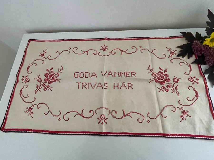 Jätte vacker broderad bonad ”Goda vänner trivas här"