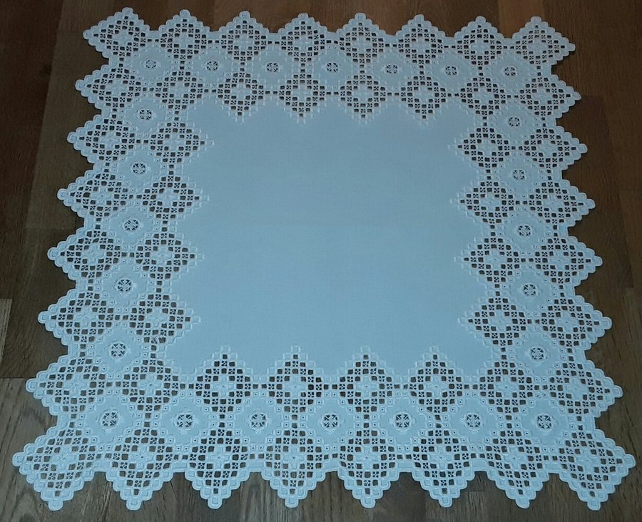 Handbroderad mycket VACKER vit FIN DUK i Hardanger Välbroderad 58 cm x 58 cm