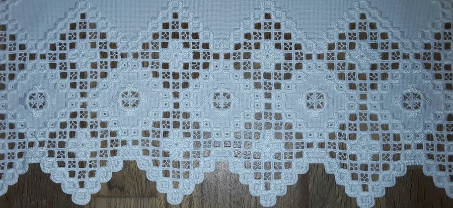 Handbroderad mycket VACKER vit FIN DUK i Hardanger Välbroderad 58 cm x 58 cm