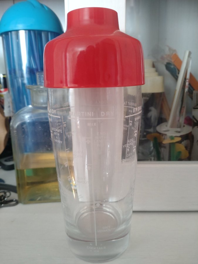 Häftig Tjockt Glas Cocktail Shaker med mått o Drink Recept på. Med Röd Sil Lock