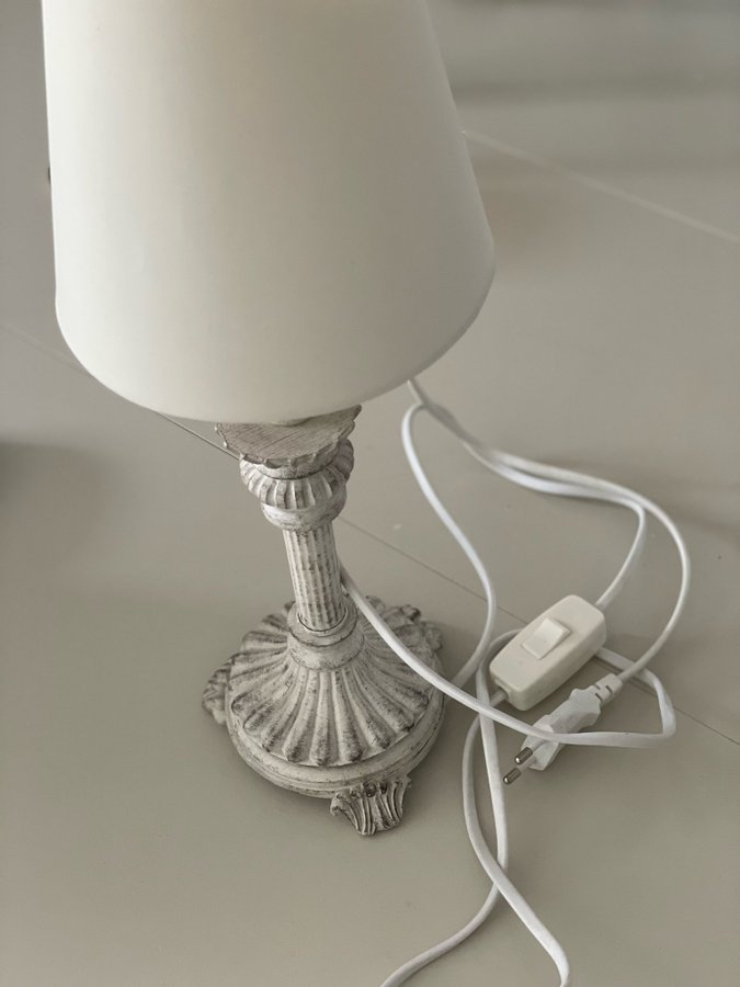 Snygg bordslampa lampa med skärmi shabby chic stil vit