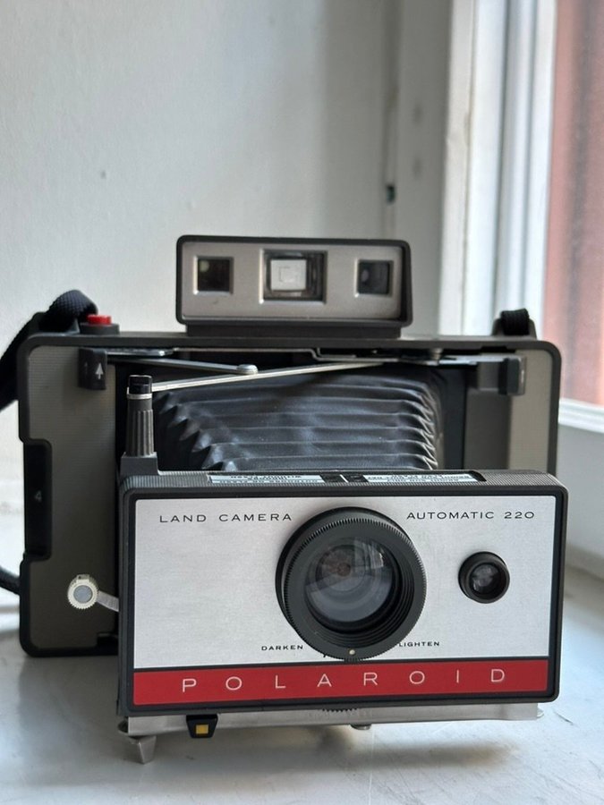 Polaroid land camera 220