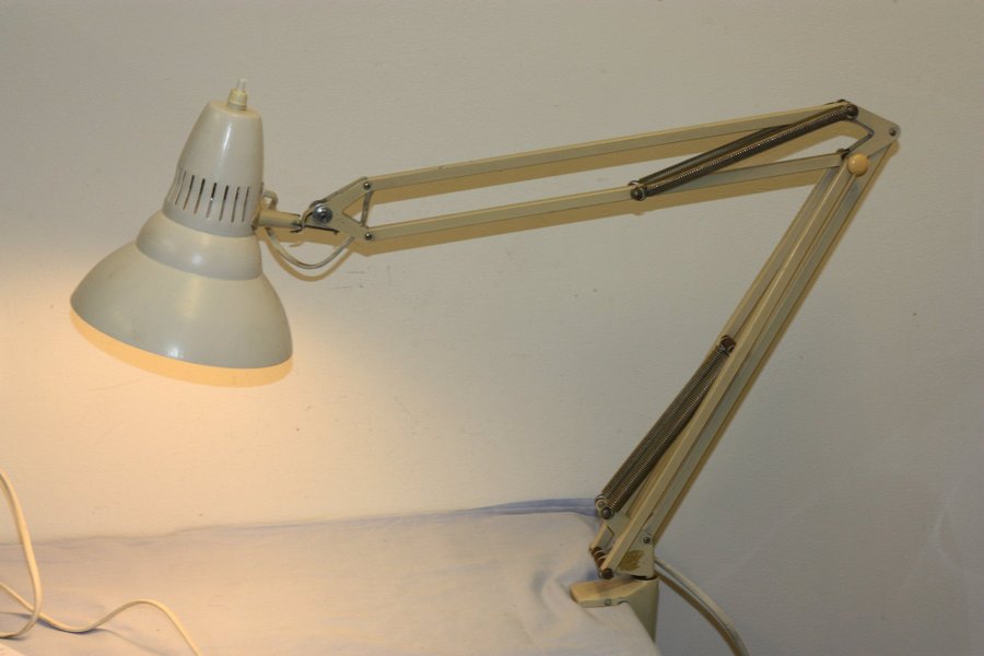 Gammal arbetslampa bordslampa vit målad metall Made in Sweden