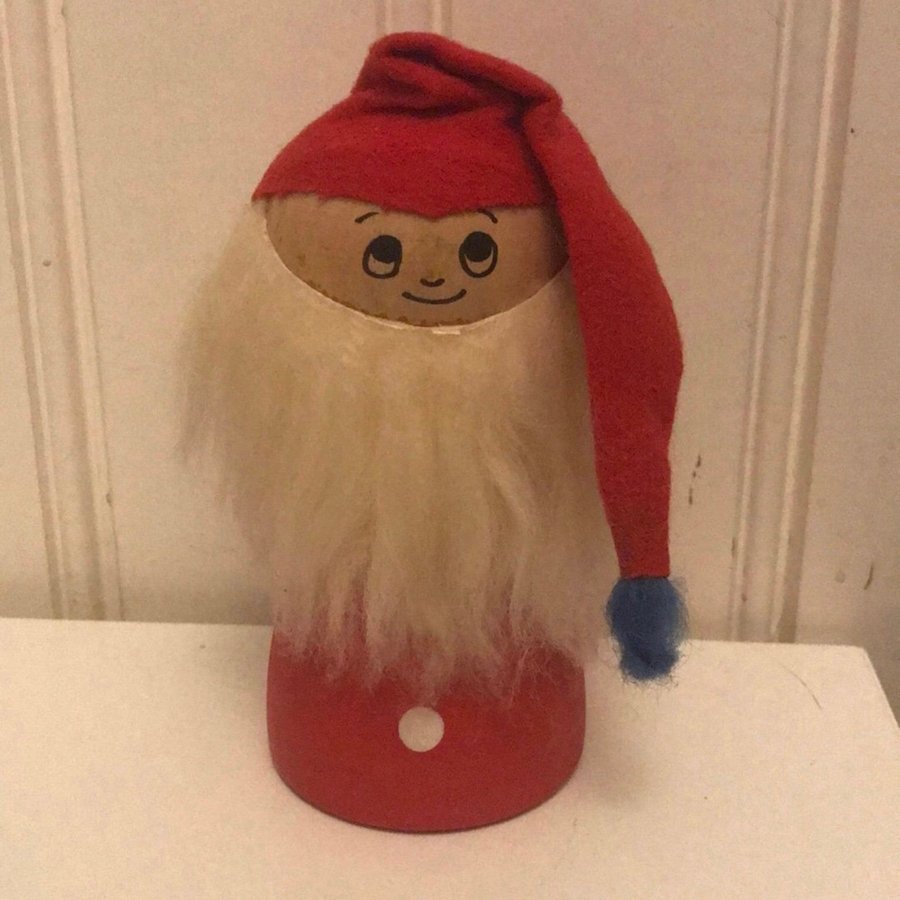 Tomte i trä, etikett Bo Ström