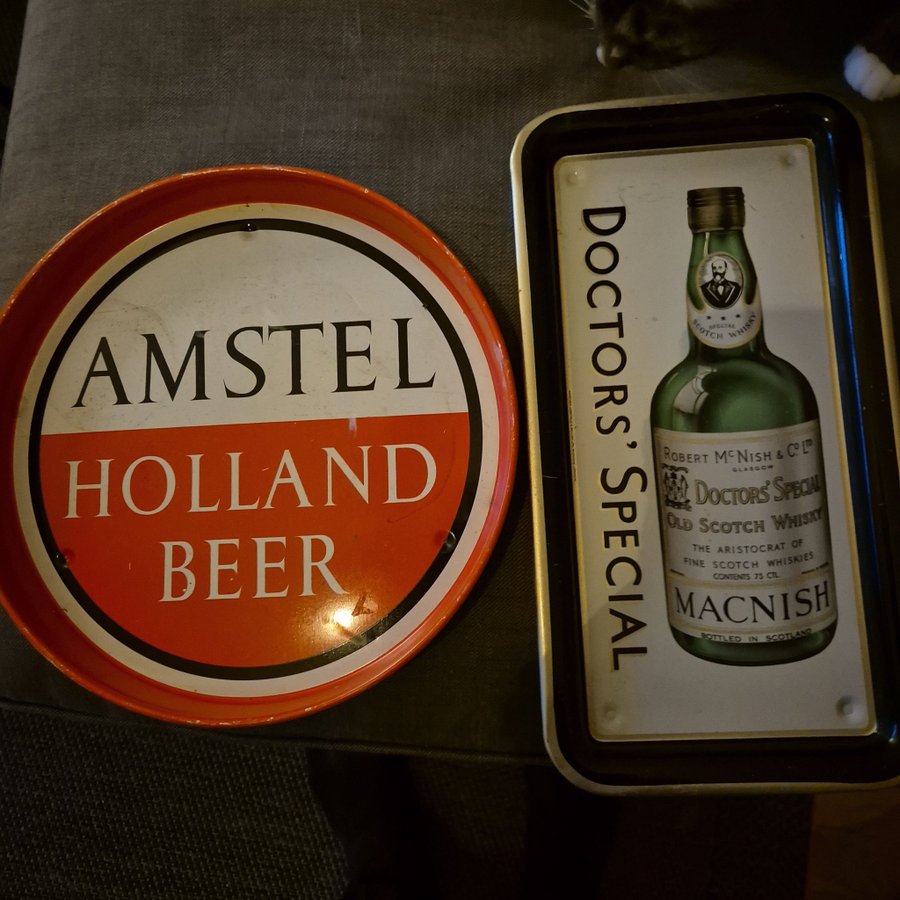 Två stycken plåtbrickor - Amstel Holland Beer  Doctors Special Old Scotch