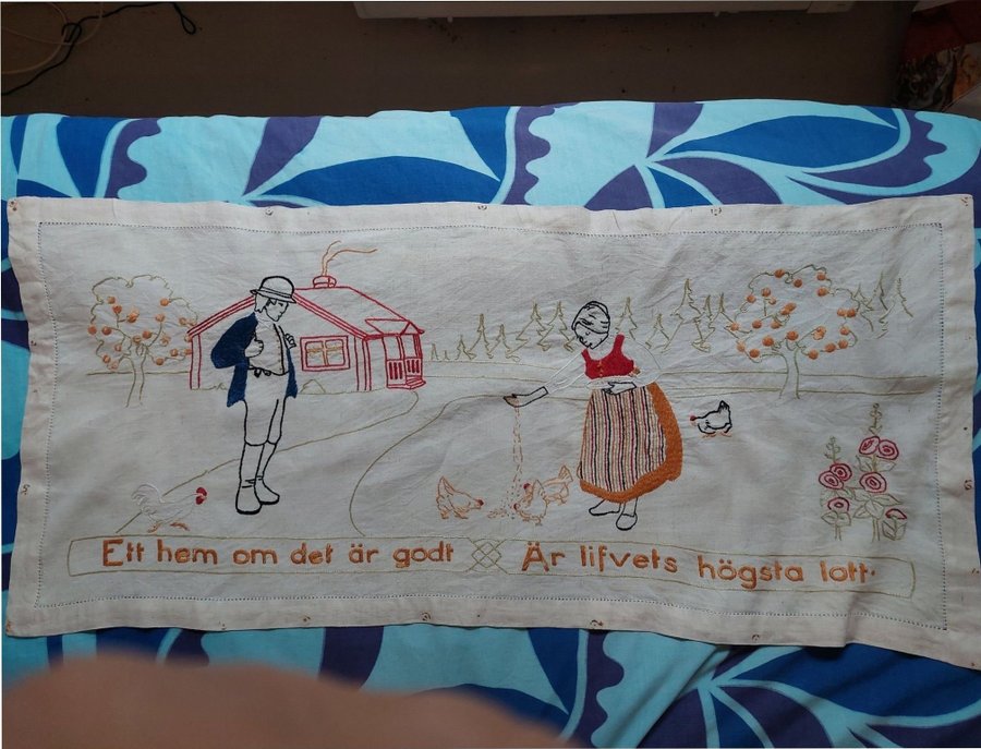 Äldre Broderad Bonad Linne "Ett Hem Om Det Är Godt..."