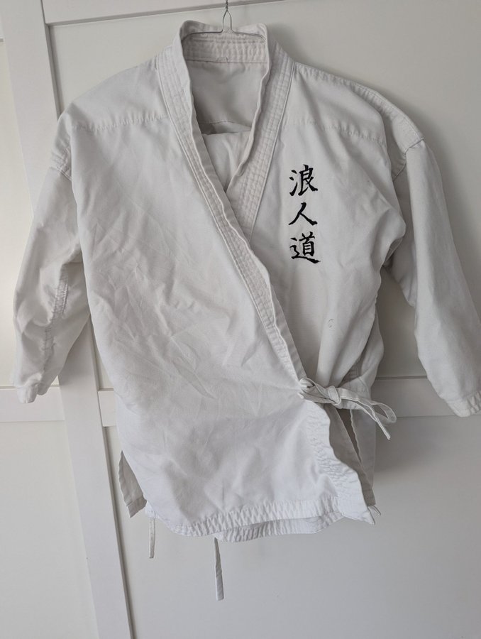 Gi - karate kampsport dräkt stl 140