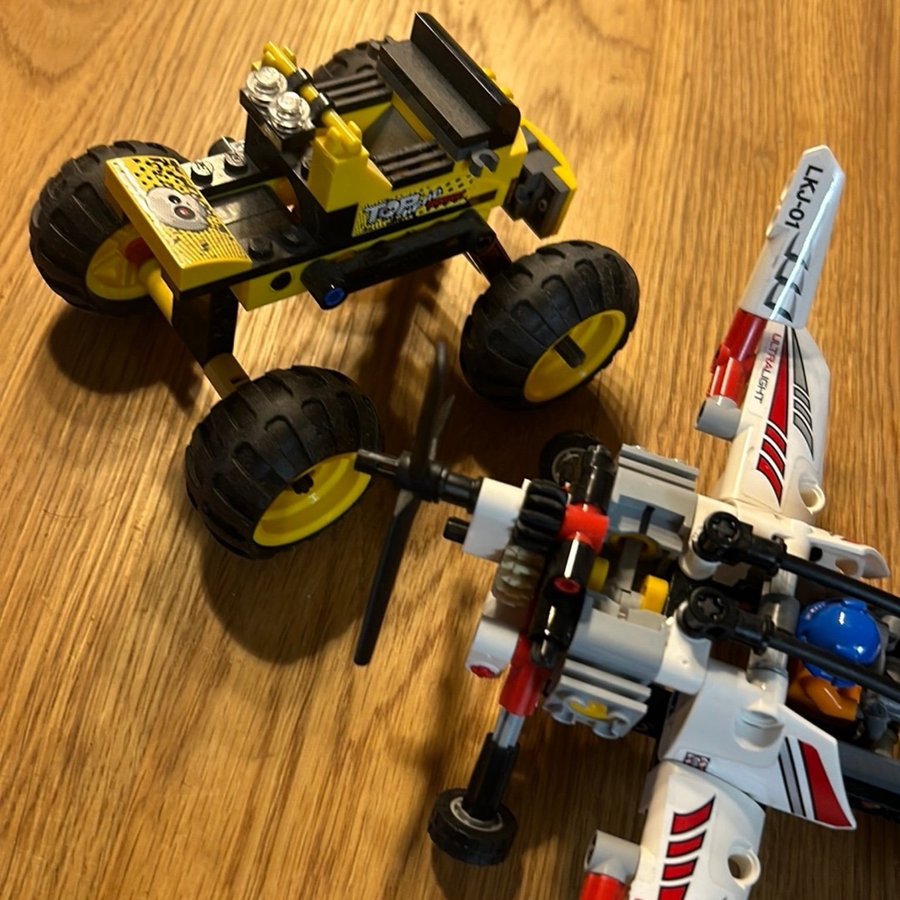 LEGO Technic 2-i-1 set - Monstertruck och Flygplan