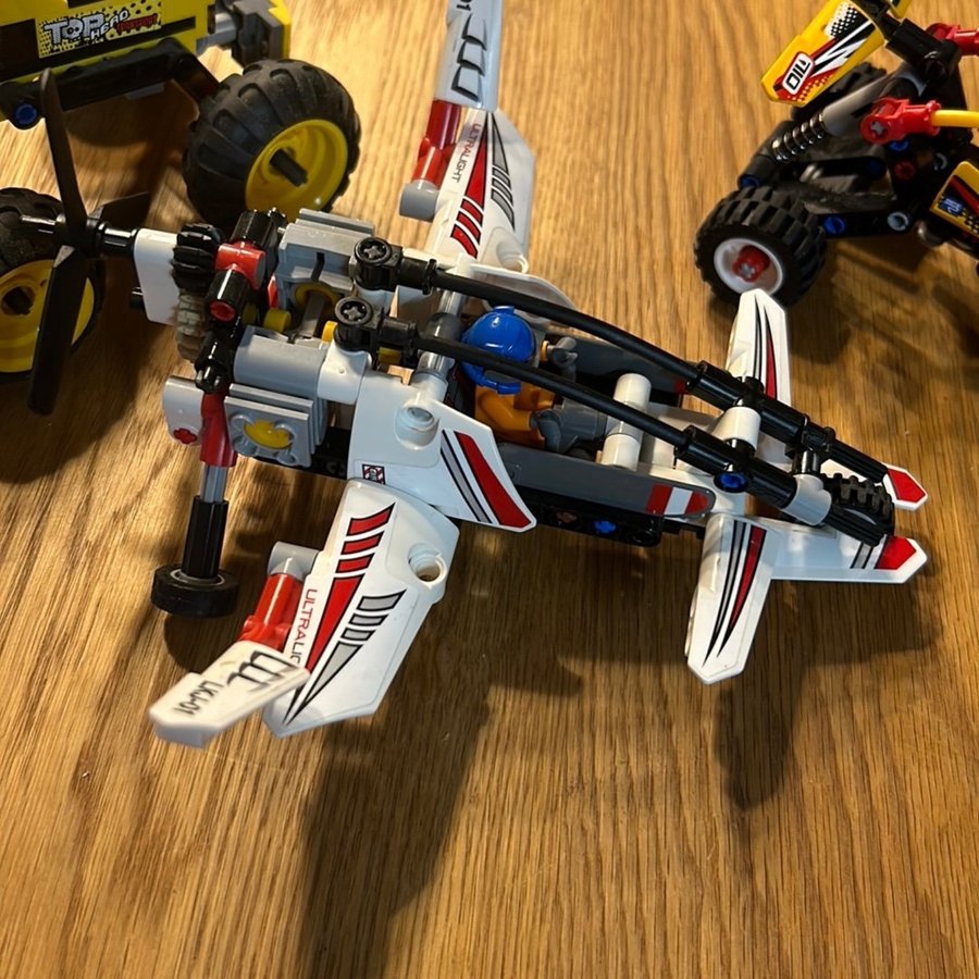 LEGO Technic 2-i-1 set - Monstertruck och Flygplan