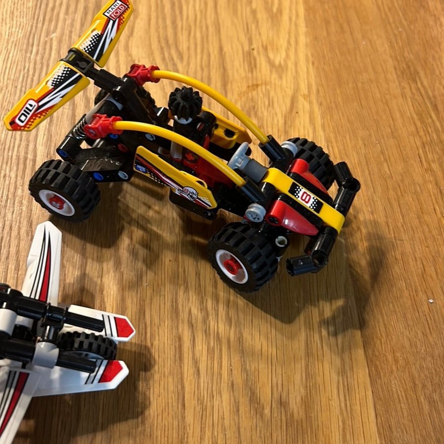 LEGO Technic 2-i-1 set - Monstertruck och Flygplan