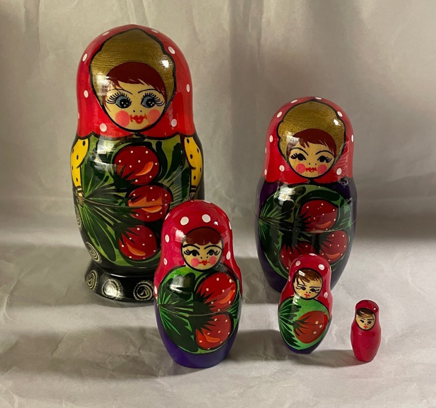 Rysk Nesting Doll med Jordgubbar