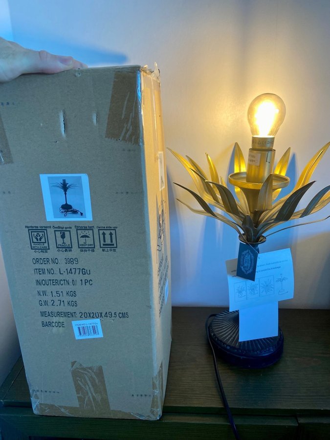 Snygg metall bordslampa med palmbladsdesign