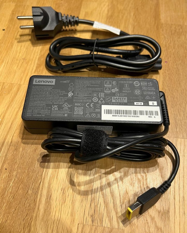 Lenovo AC Adapter 90W, 100-240V - 1.5A