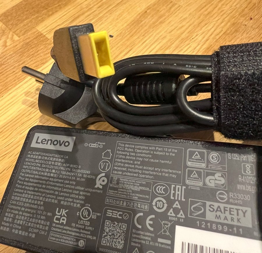 Lenovo AC Adapter 90W, 100-240V - 1.5A