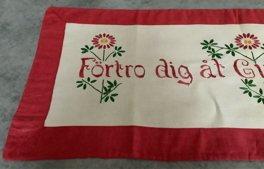 Bonad med Handbroderier och text ** ”Förtro dig åt Gud i varje nöd” 68 x 29 cm