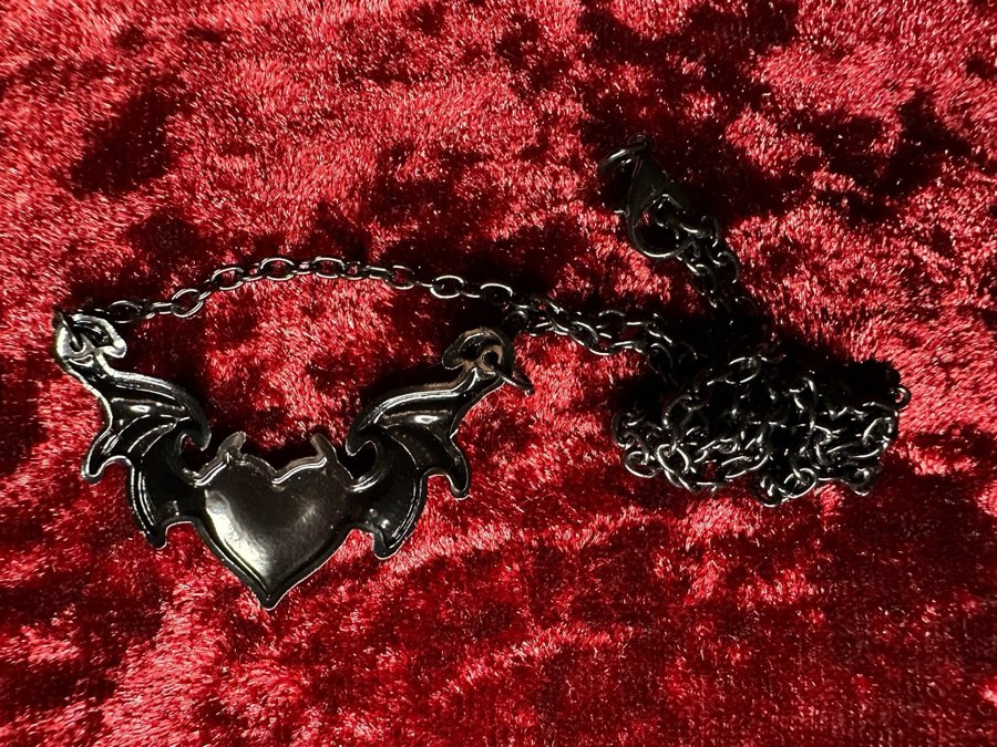 Svart halsband m klarrött Djävulshjärta Metal Rock Vampyr Goth Punk