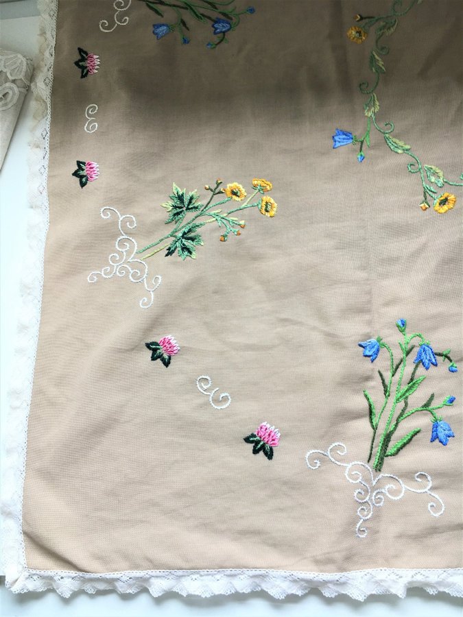 Handbroderat bordduk  med spetsar blommig