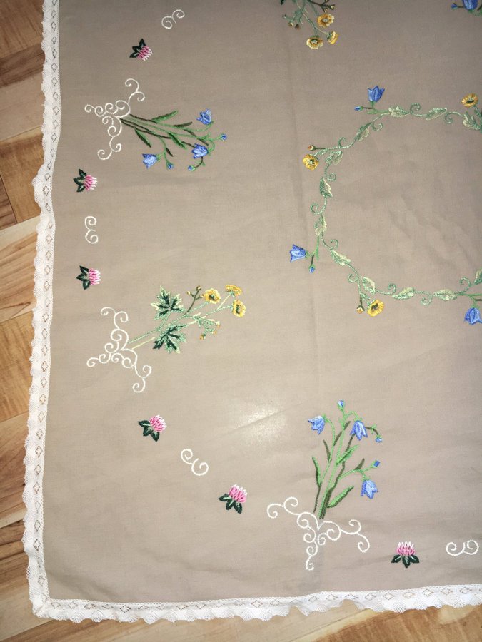 Handbroderat bordduk  med spetsar blommig