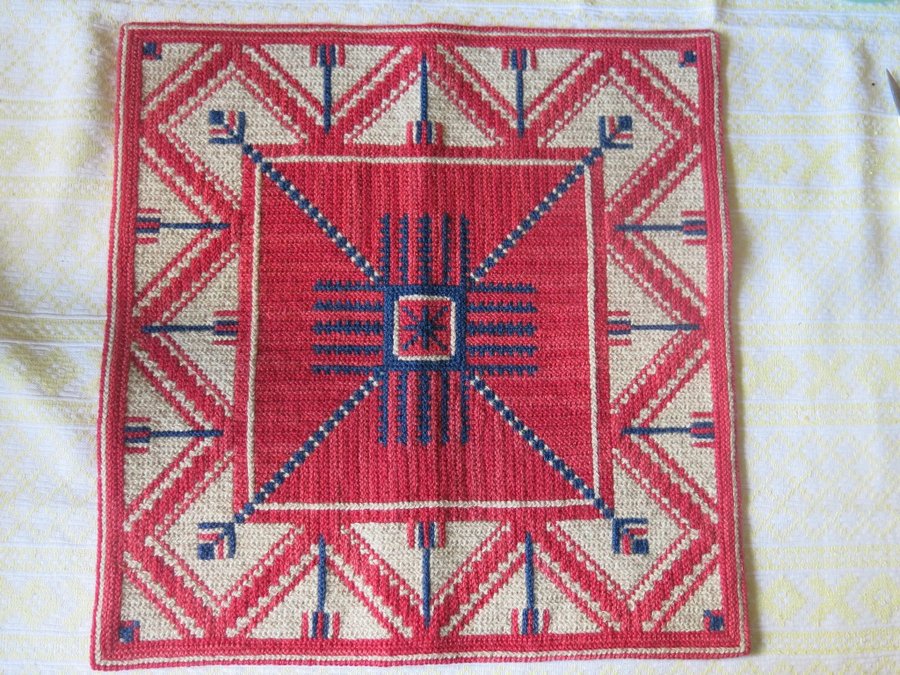 Ovanlig DUK Bonad TVIST broderi -grafiskt mönster - 38 x 38 cm