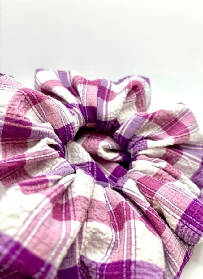 Lila rutig rutmönstrad överdimensionerad XXL Scrunchie från Enchanted Scrunch NY