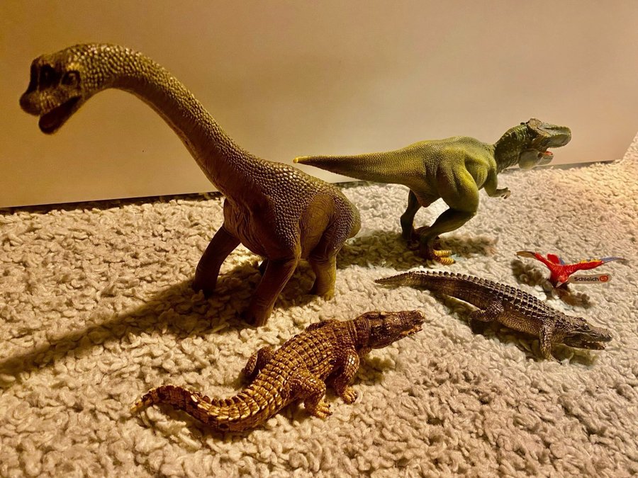 Schleich 2 Dinosaurier 2 krokodiler och en papegoja