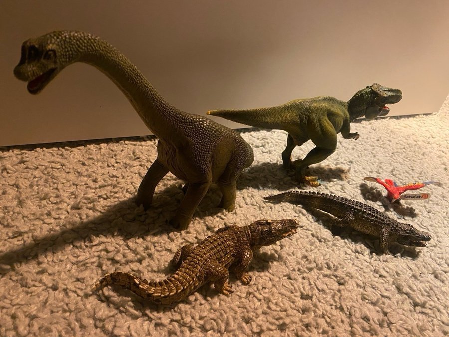 Schleich 2 Dinosaurier 2 krokodiler och en papegoja