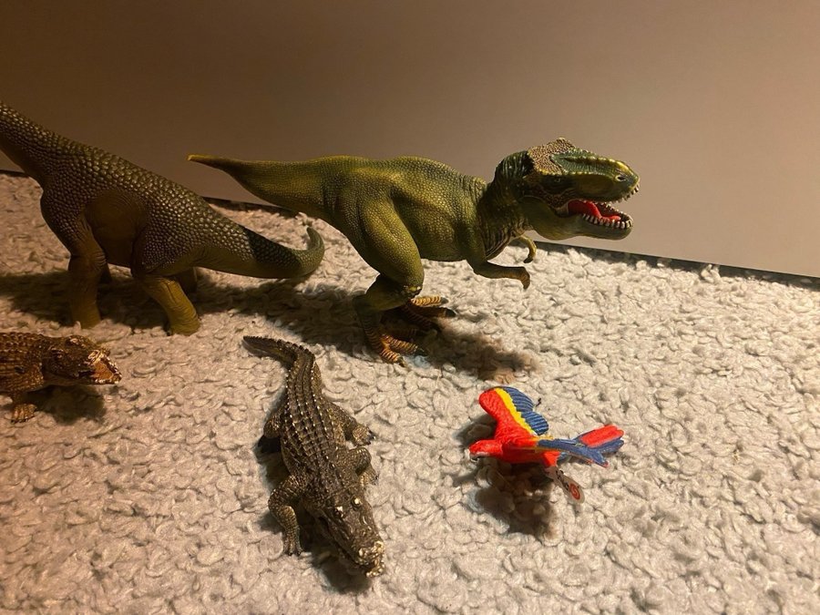 Schleich 2 Dinosaurier 2 krokodiler och en papegoja