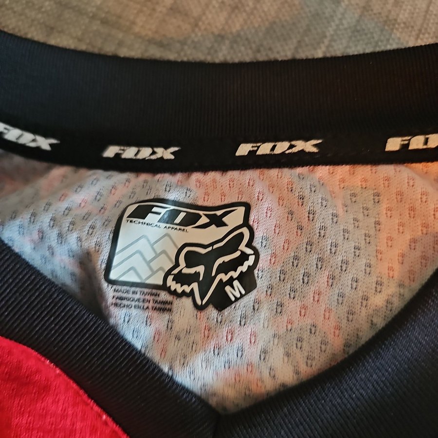 Fox röd svart vit T-shirt storlek M