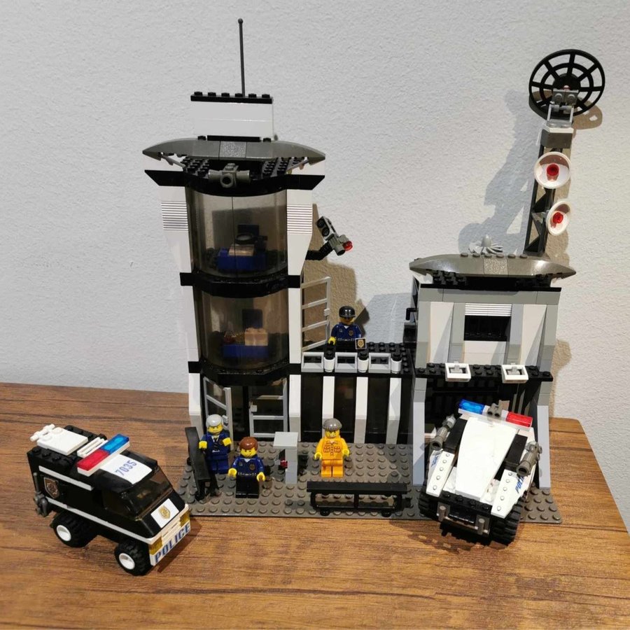 Lego World City 7035 - Police HQ