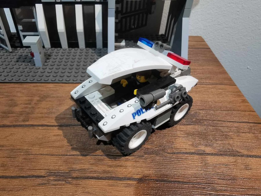 Lego World City 7035 - Police HQ