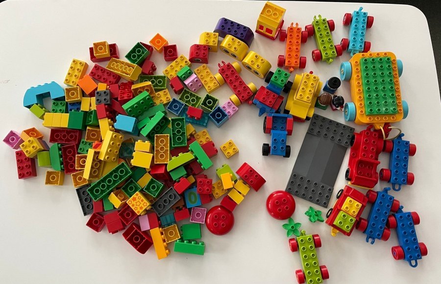 Lego duplo 2,4 kg blandad bitar bilar gubbar etc