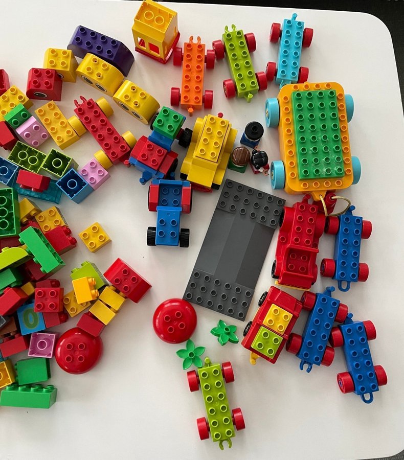 Lego duplo 2,4 kg blandad bitar bilar gubbar etc