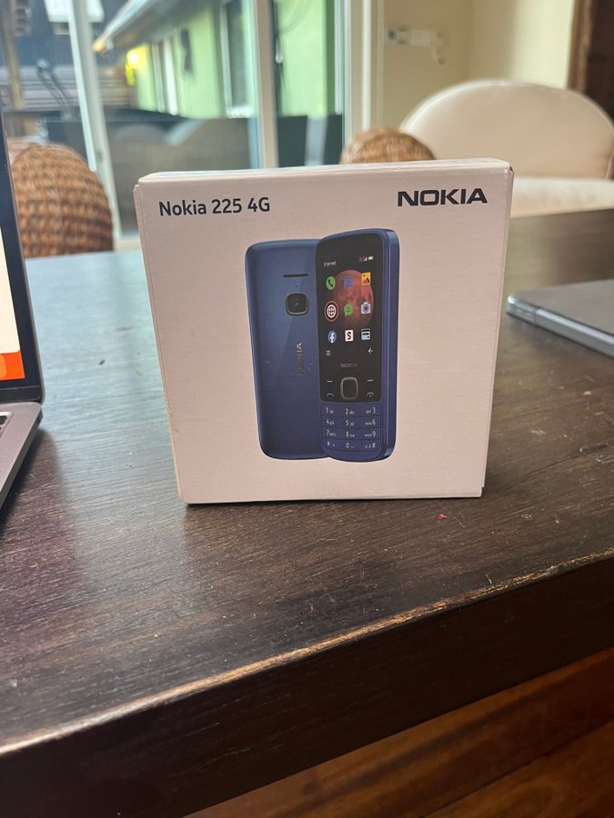 Nokia 225 4G i oöppnad låda