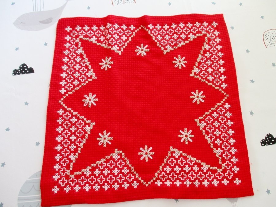 Löpare och liten duk till jul. Handbroderade