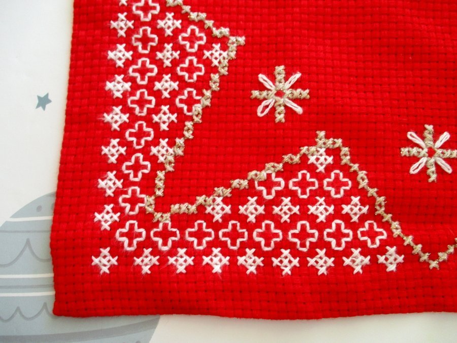 Löpare och liten duk till jul. Handbroderade