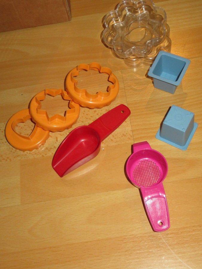 Tupperware bakredskap/servering 7 produkter mått sil bakformar mycket fint skick