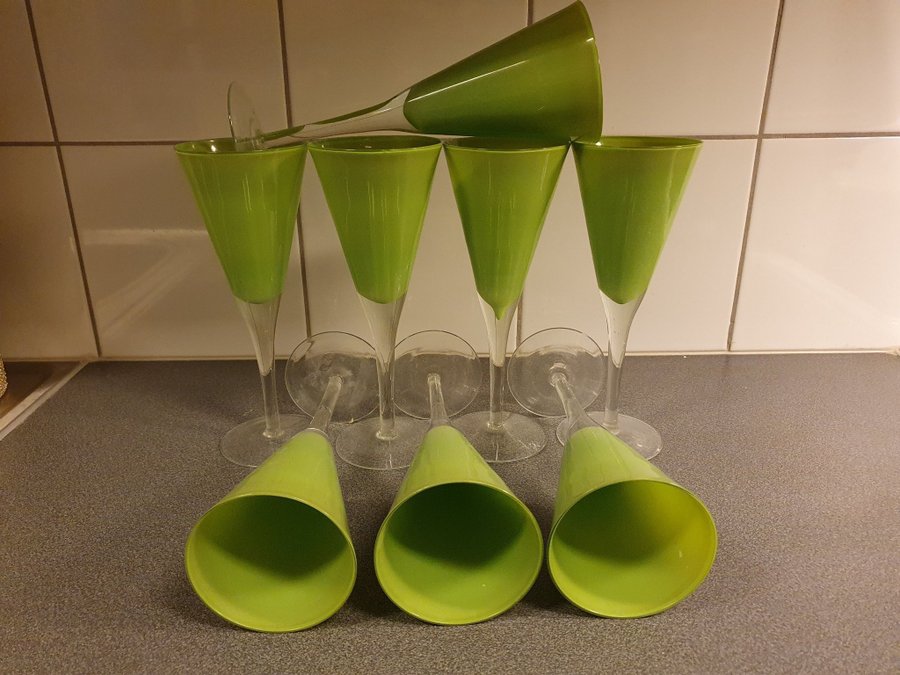 7st OTROLIG VACKRA GRÖNA COCKTAILGLAS /MARTINIGLAS /VINGLAS