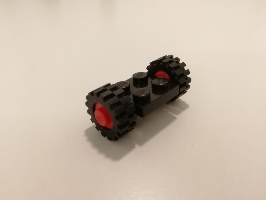 Lego - hjul - däck - plate 2x2 - klassisk - 80-tal - svart/röd