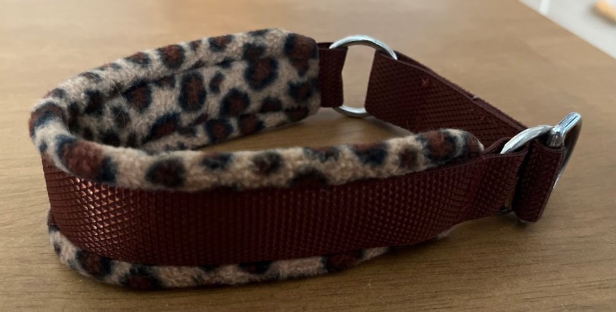 Leopard-mönstrat halvstryp halsband