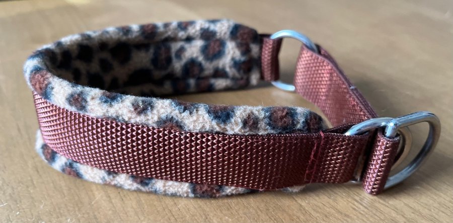 Leopard-mönstrat halvstryp halsband