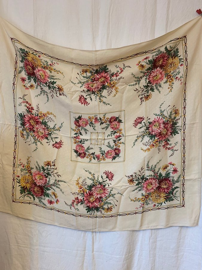 Vintage Duk med blommor 121x 131 cm