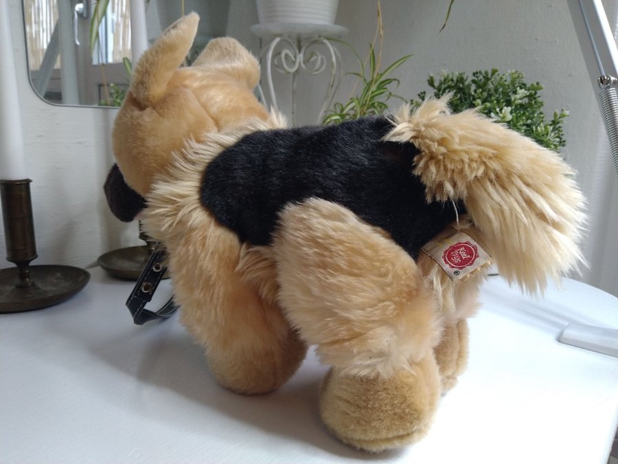 Gosedjur schäferhund med koppel. Mjukisdjur. Ny oanvänd Keel toys