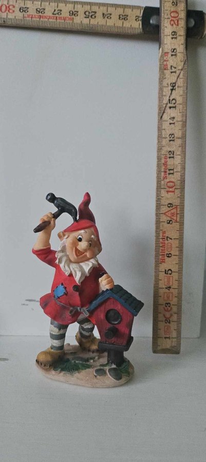 Tomte skogsman figur med fågelholk från Pobra hammare