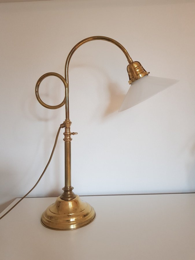 Skomakarlampa Gamla stans lampverkstad i mässing och glas bordslampa retro