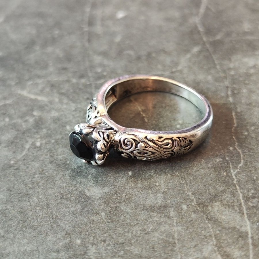 Snygg ring med svart sten och mönster, goth, metal