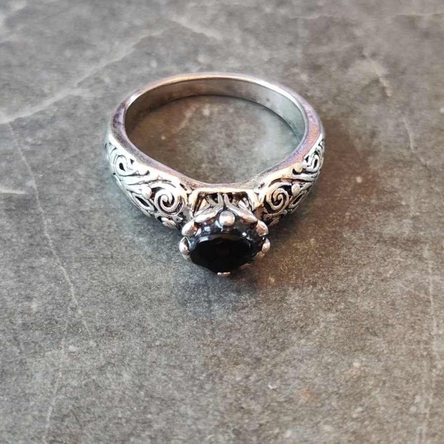 Snygg ring med svart sten och mönster, goth, metal