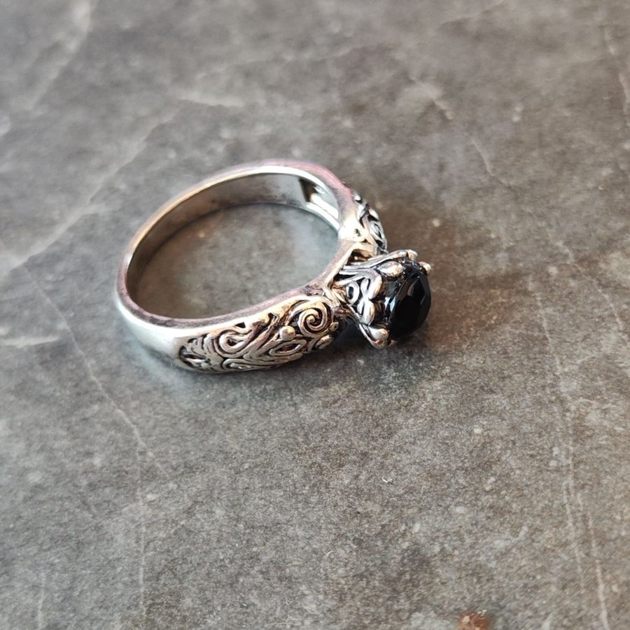 Snygg ring med svart sten och mönster, goth, metal