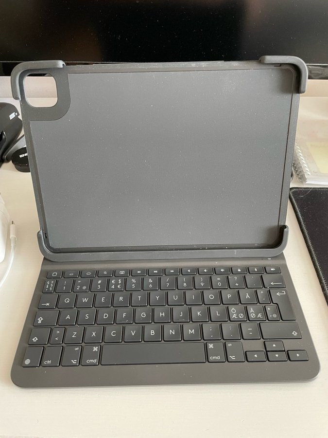 Logitech tangentbord/ fodral till IPad Pro 11 tum