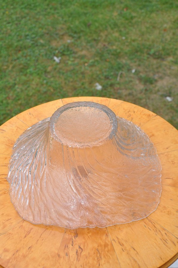 Stor finsk glasskål, ca 30 cm. Riihimäen Lasi, Metsä, Pertti Kallioinen, Finland