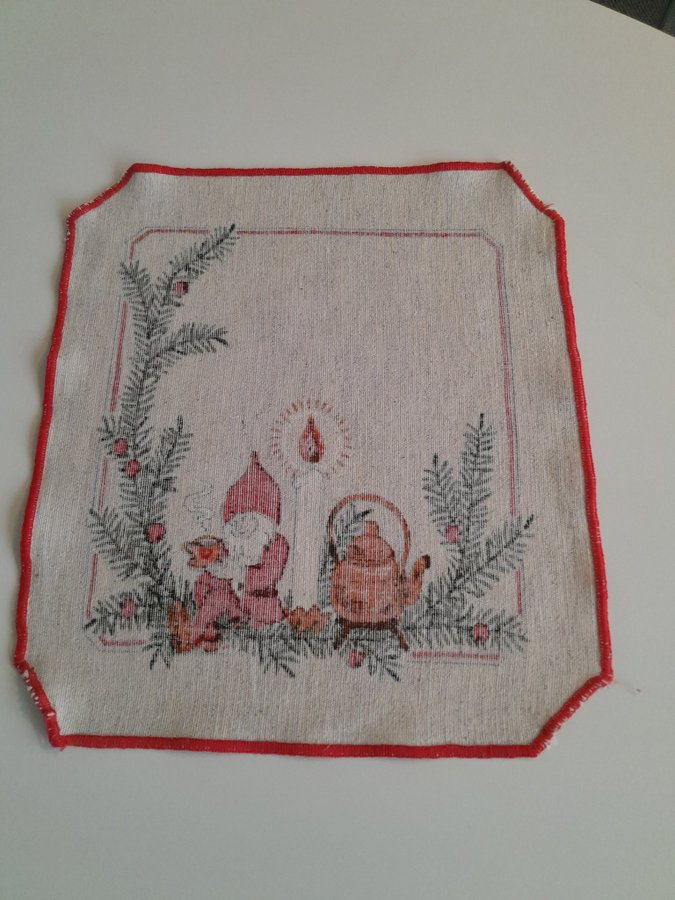 Äldre, Vintage Julduk/liten bonad med tomte. Tryck. Välskött. 26 x 29,5 cm